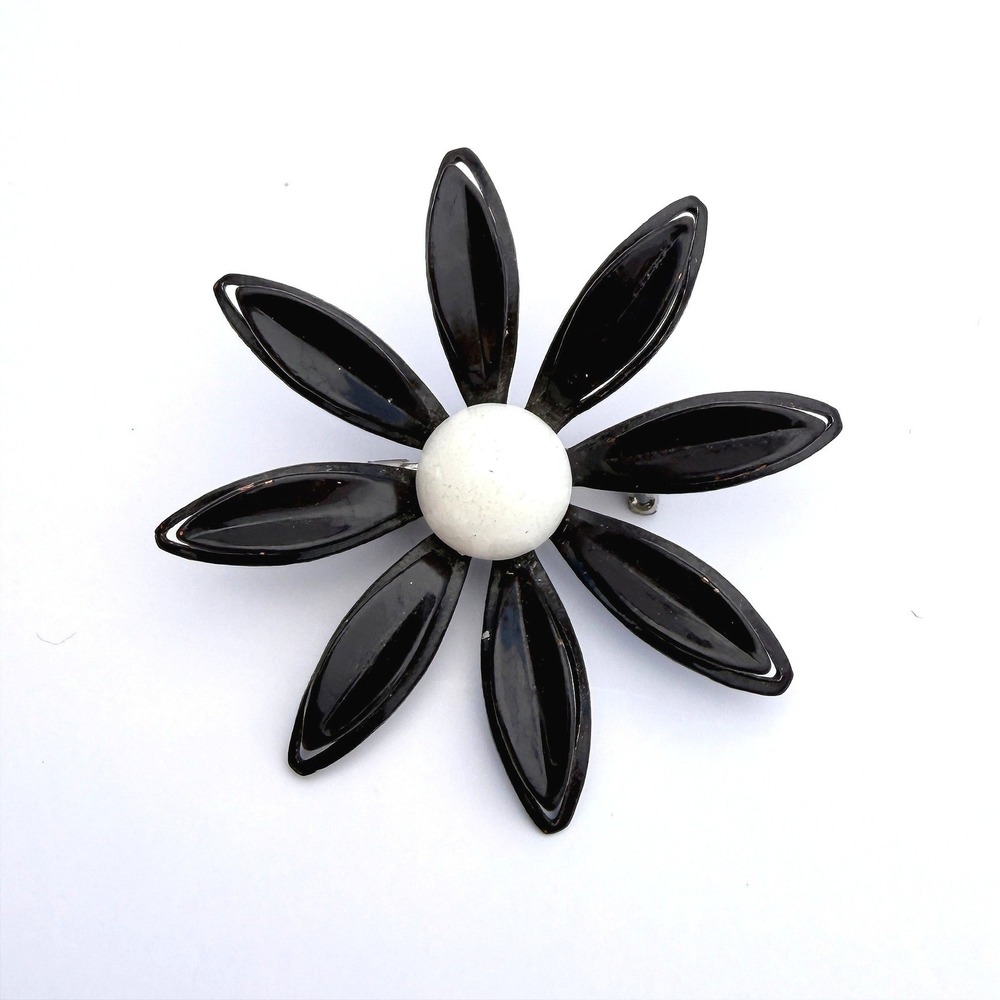 Flower Shaped Daisy Brooch Lapel Pin Flower Enamel Black White Retro Costume